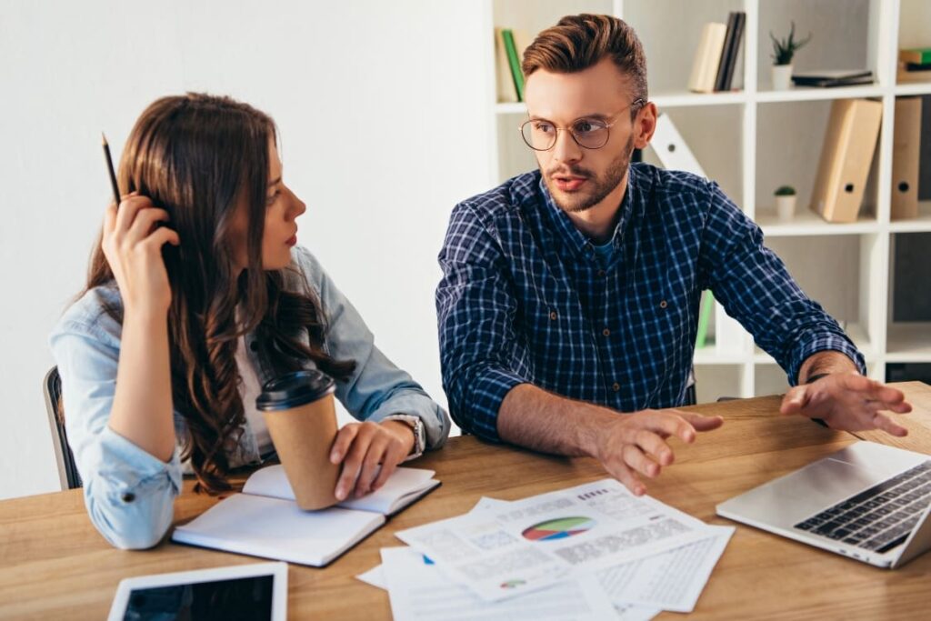 SEO-rådgiver i dialog med en kunde om gennemsigtig behandling af virksomhedsdata og overholdelse af GDPR.