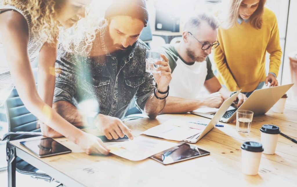 Teknisk SEO-analyse af hjemmeside-struktur, loadtid og mobilvenlighed for bedre crawling.